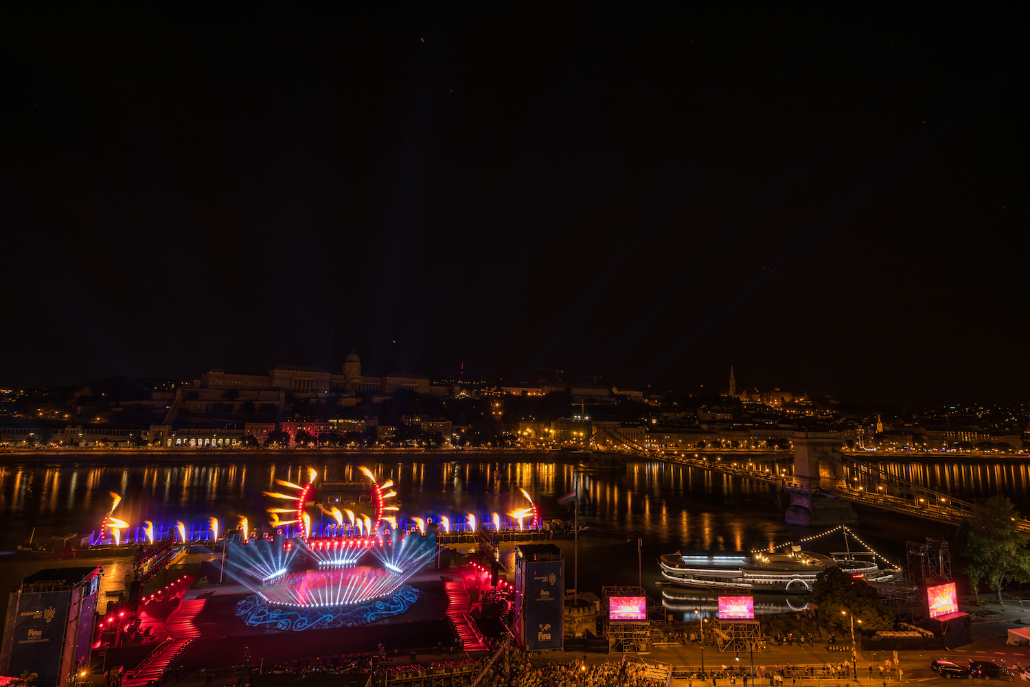 FINA OPENING CEREMONY : Jets d'eau, flammes par Crystal