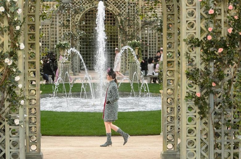 Lehetetlen Szelíd Gyártó központ chanel garden party grand palais ha ...