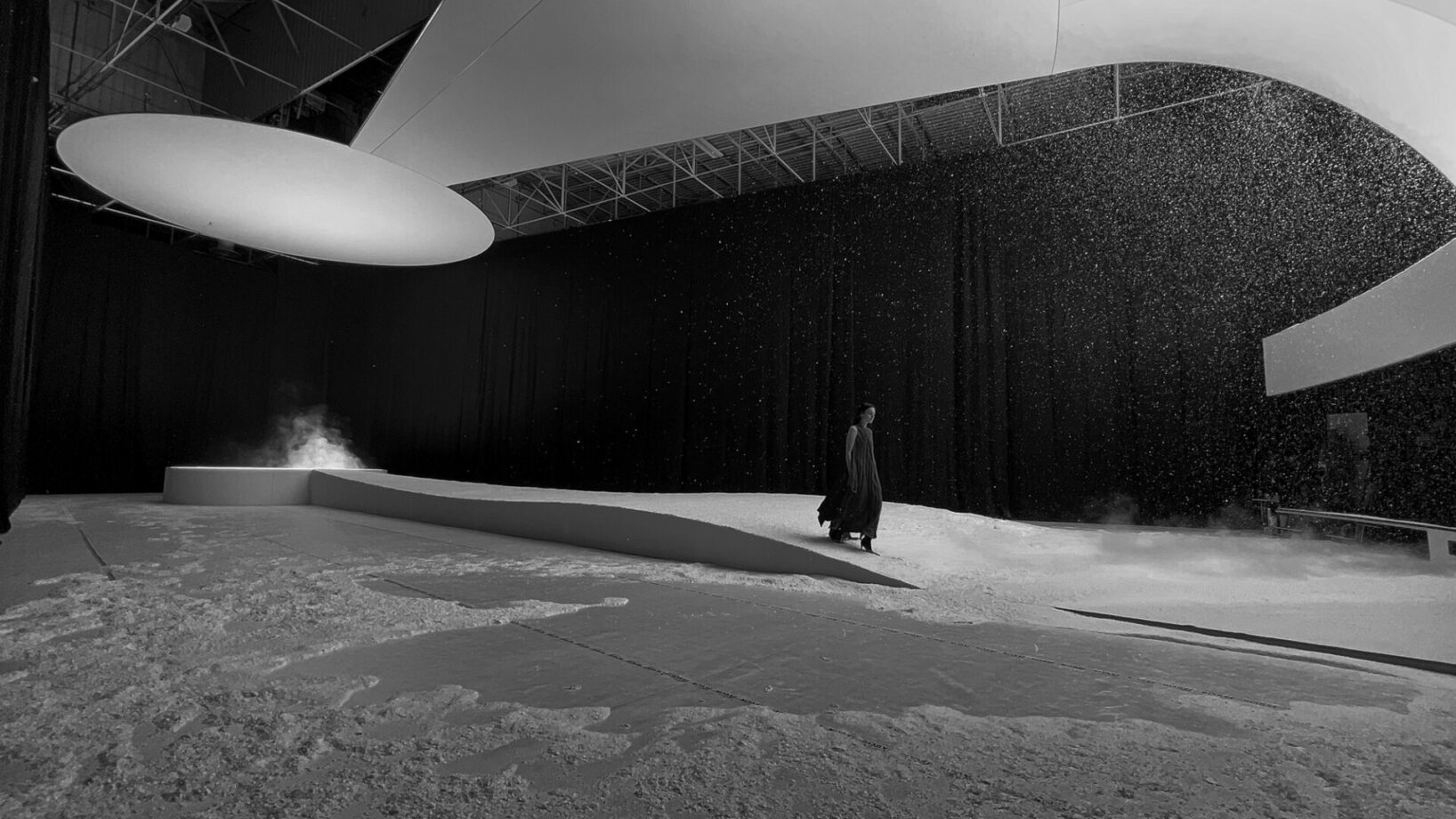 Tempête, neige et vent créés par Crystal pour le défilé de Balenciaga en 2022