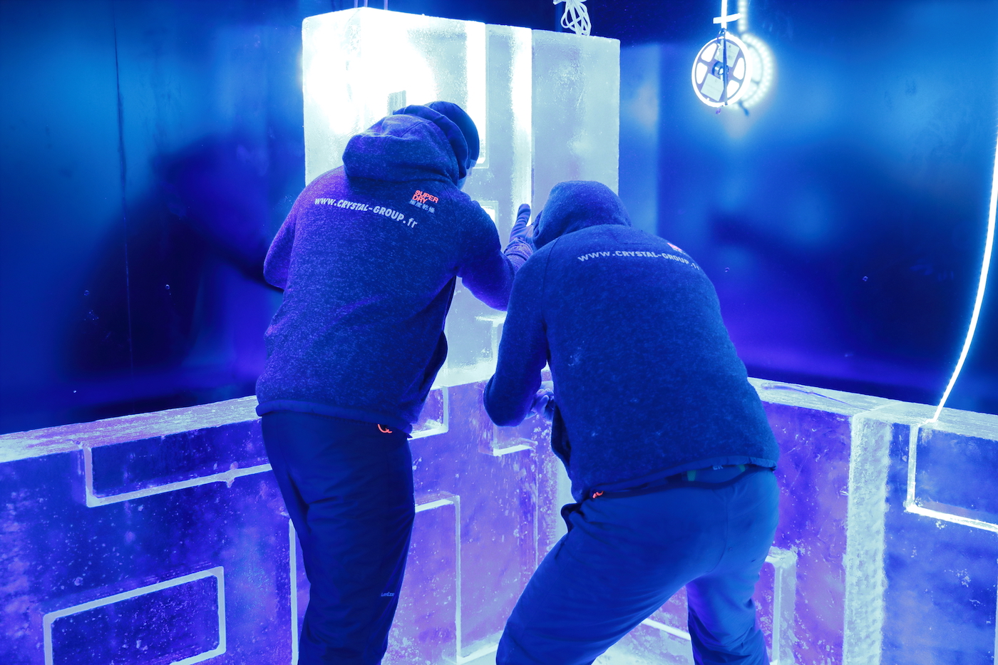 Les équipes de Crystal en train de créer un Ice Bar à Paris